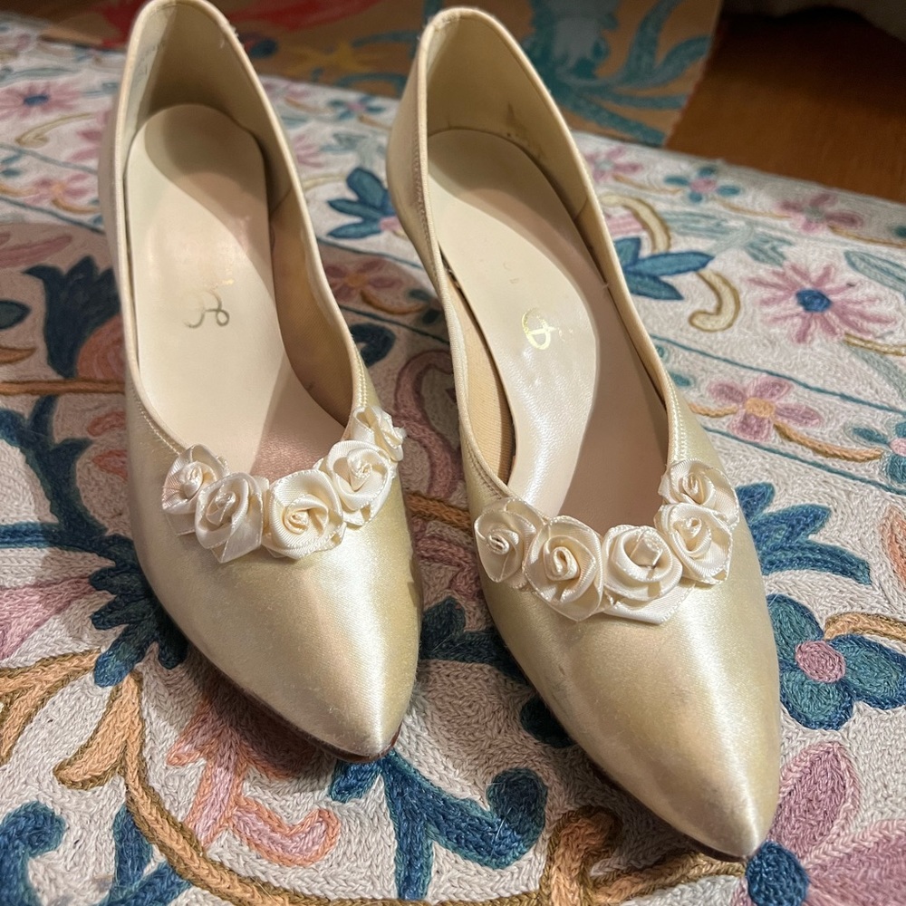 ivory colored rosette satin pumps- wedding shoes!!